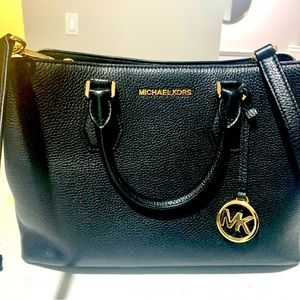 Michael Kors Signature medium satchel. Only used twice. New excellent condition.